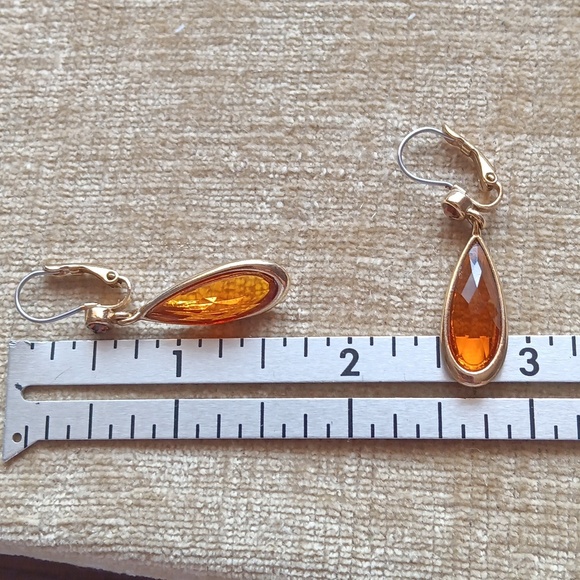 Vintage Gold Tone Tear Drop Dangle Earrings - Picture 2 of 8